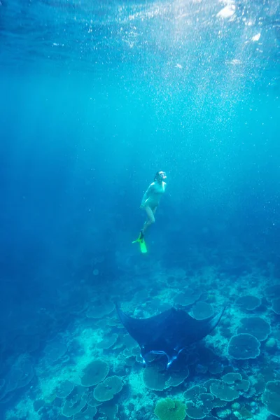 Podwodne Zdjęcie Młodej Kobiety Nurkującej Czystej Tropikalnej Wodzie Manta Ray — Zdjęcie stockowe