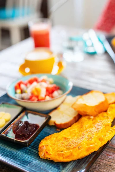 Вкусный Завтрак Омлетом Тостами Фруктовым Салатом — стоковое фото