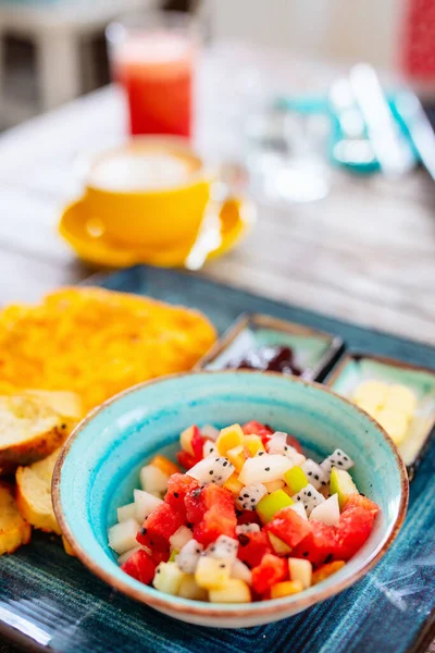 Вкусный Завтрак Фруктовым Салатом — стоковое фото