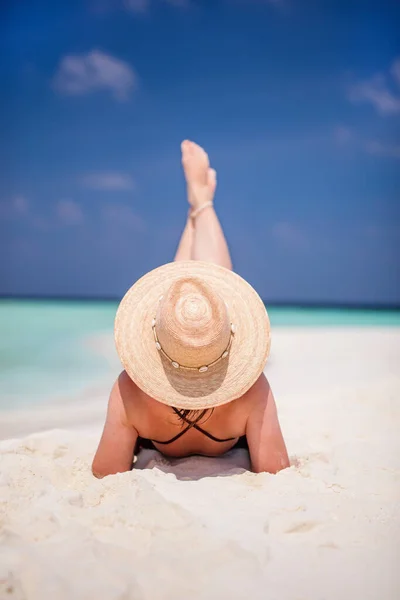 Νεαρή Γυναίκα Λευκή Άμμο Τροπική Παραλία Στις Μαλδίβες Απολαμβάνοντας Διακοπές — Φωτογραφία Αρχείου