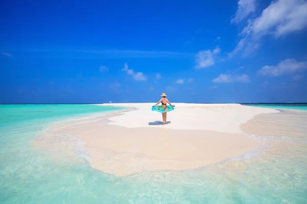モルディブのターコイズブルーの海に囲まれた白い砂浜の熱帯のビーチの若い女性 — ストック写真