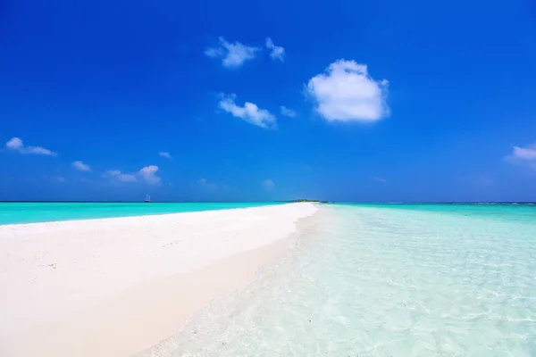 Εκπληκτική Τροπική Παραλία Και Γαλαζοπράσινα Νερά Εξωτικό Νησί Στις Μαλδίβες — Φωτογραφία Αρχείου
