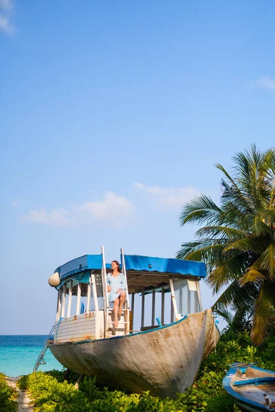 Ung Kvinna Vit Sand Tropisk Strand Maldiverna Njuter Semester — Stockfoto