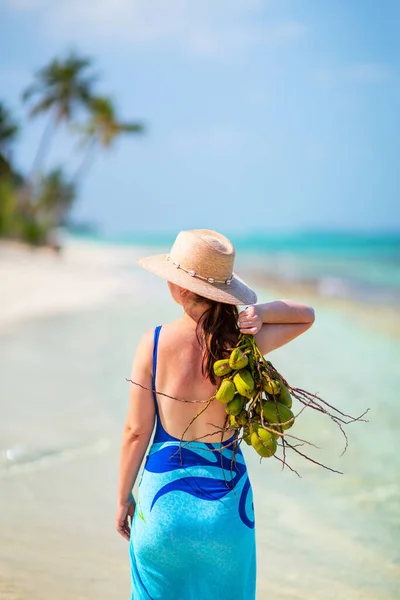 马尔代夫碧绿海水环绕的热带白沙滩上的年轻女子 — 图库照片