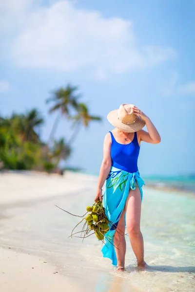 Beyaz Kumsalda Genç Bir Kadın Maldivler Turkuaz Okyanus Suyuyla Çevrili — Stok fotoğraf