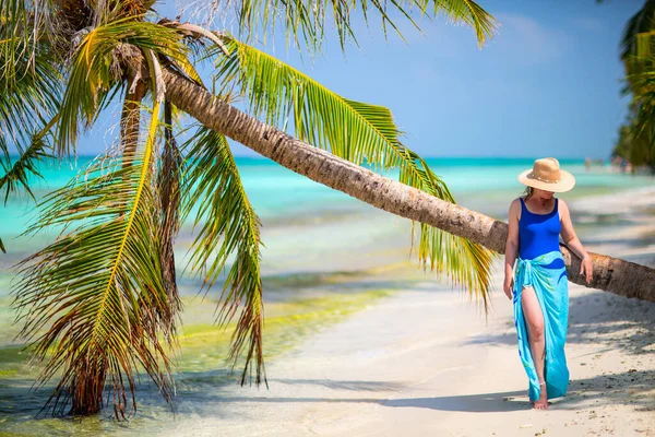 Mujer Joven Playa Tropical Arena Blanca Rodeada Aguas Turquesas Del — Foto de Stock