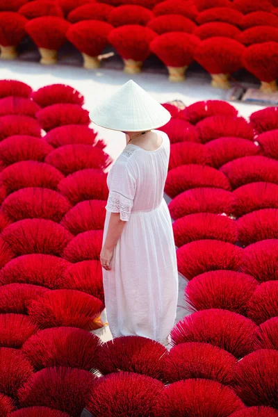 Top Άποψη Της Τουριστικής Γυναίκας Φορώντας Κωνικό Καπέλο Μεταξύ Ροζ — Φωτογραφία Αρχείου