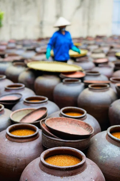 ベトナムのハンガリーで醤油を生産するために大豆が発酵するセラミックスポット — ストック写真