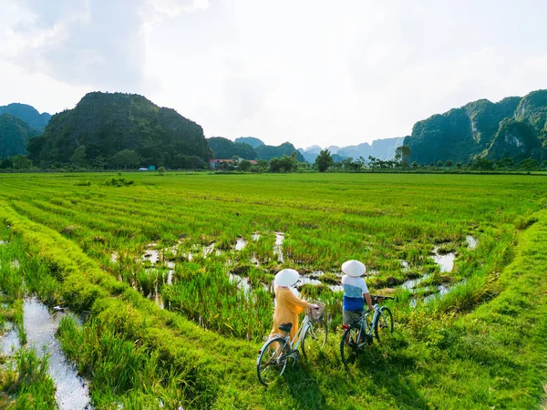 Beautiful Couple Enjoys Travel Southeast Asia Contemplating Views Countryside Rice — Stock Photo, Image