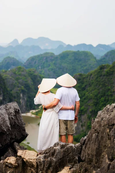这对美丽的夫妇喜欢游览东南亚 欣赏越南喀斯特山脉和穆阿洞河的美景 — 图库照片