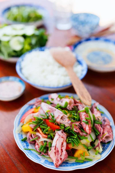 Pyszne Kalmary Warzywami Serwowane Białym Ryżem Obiad Restauracji — Zdjęcie stockowe