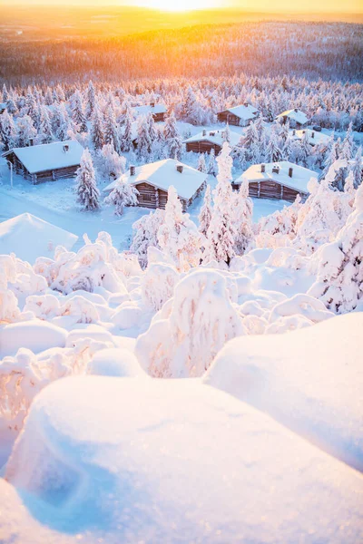 フィンランドの木の小屋や雪に覆われた木の上に見事な夕日の景色ラップランド — ストック写真