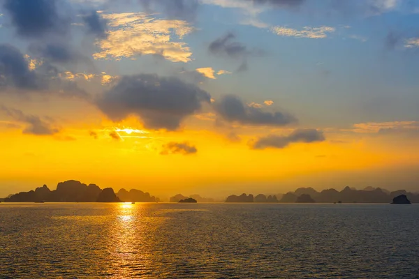 越南哈龙湾岛上梦幻般的日落景观 — 图库照片