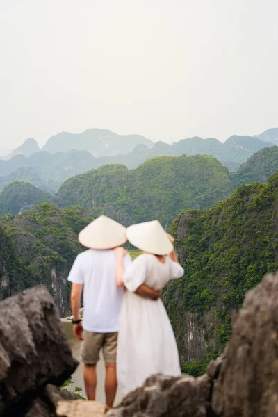 Beautiful Couple Enjoys Travel Southeast Asia Contemplating Views Karst Mountains — Stock Photo, Image