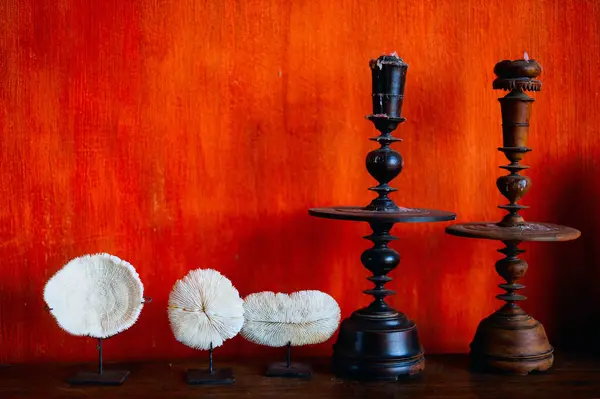Großaufnahme Von Kerzenhaltern Und Muscheln Vor Orangefarbenem Hintergrund — Stockfoto