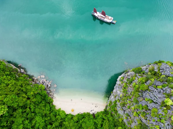Scenic View Beach Turquoise Water Island Halong Bay Vietnam — Stock Photo, Image