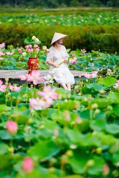 Schöne Frau Trägt Weißes Kleid Und Vietnamesischen Kegelförmigen Hut Von — Stockfoto