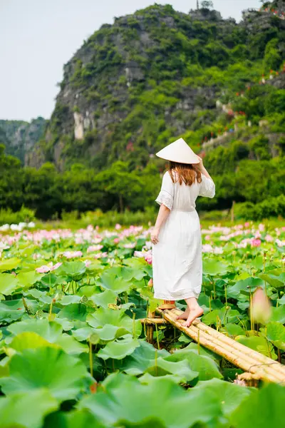Красивая Женщина Белом Платье Вьетнамской Конической Шляпе Окружении Озера Цветами — стоковое фото