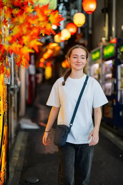 Очаровательная Девушка Подросток Наслаждается Вечером Открытом Воздухе Токио Япония — стоковое фото