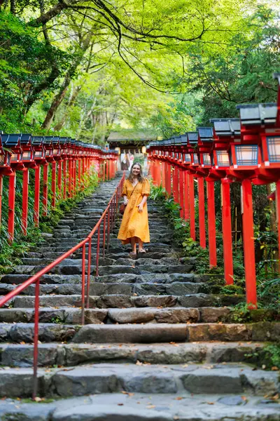 水の神様に捧げられた京都近郊の清宗神社で黄色い服を着た美しい女性 — ストック写真