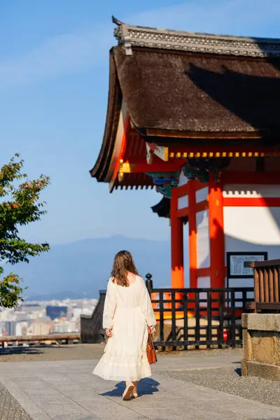 Πίσω Όψη Της Όμορφης Γυναίκας Στο Ναό Kiyomizu Dera Στο — Φωτογραφία Αρχείου