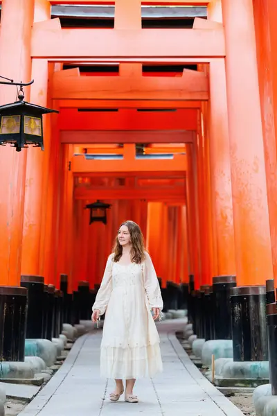 Hermosa Mujer Caminando Por Las Puertas Rojas Torii Santuario Fushimi — Foto de Stock