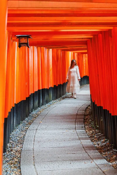 Vacker Kvinna Promenader Genom Red Torii Portar Fushimi Enare Helgedom — Stockfoto