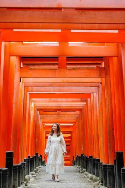 Красивая Женщина Проходящая Через Красные Ворота Тори Храме Фушими Инари — стоковое фото