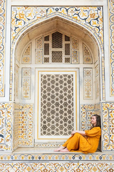 Hermosa Mujer Disfrutando Vacaciones India Visitando Atracciones Agra —  Fotos de Stock