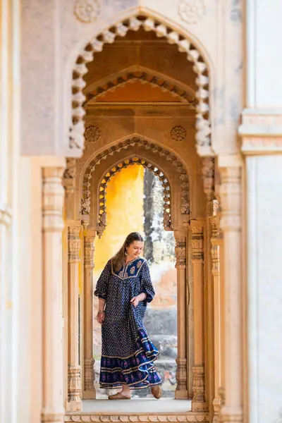 Wanita Cantik Menikmati Liburan Jaipur India — Stok Foto