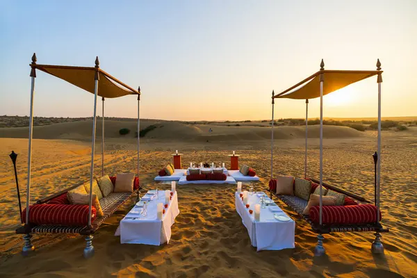 日没の砂漠でロマンチックな高級ディナー — ストック写真