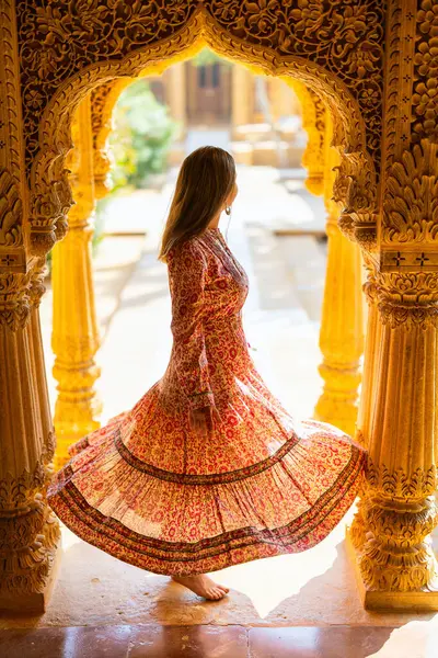 12世紀のジャイナ寺院を訪問するジャイサルマーインドで休暇を楽しむ美しい女性 — ストック写真