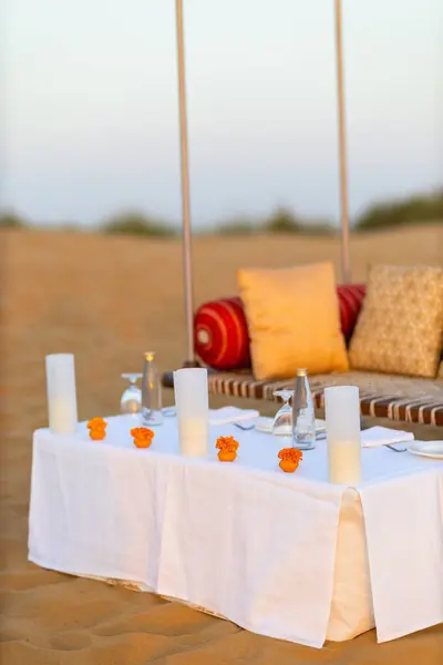 日落时分在塔尔沙漠举行浪漫奢华晚宴 — 图库照片