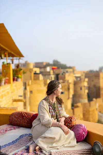 Hermosa Mujer Disfrutando Vista Del Fuerte Jaisalmer Rajastán India —  Fotos de Stock