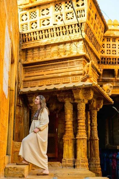 古代ジャイナ寺院を訪れるジャイサルマーインドで休暇を楽しむ美しい女性 — ストック写真