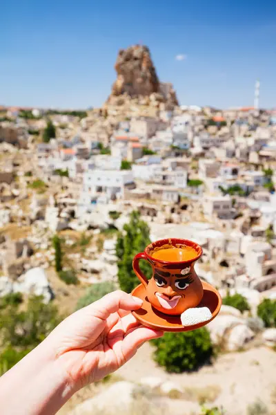 Türkischer Kaffee Einer Tontasse Mit Festung Der Stadt Ortahisar Hintergrund — Stockfoto