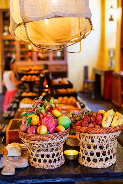 Trópusi Friss Gyümölcsök Választéka Reggelire Étteremben Stock Fotó