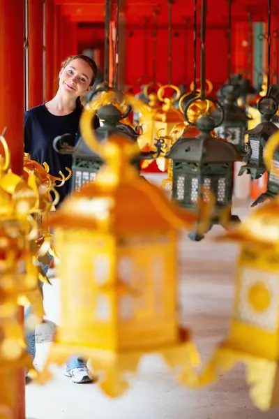 Tonårstjej Besöker Tempel Nara Japan Royaltyfria Stockfoton