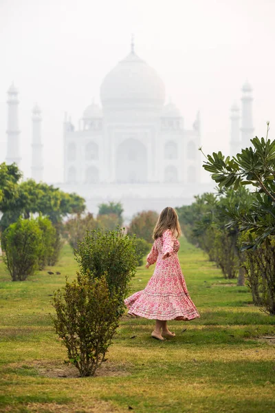 Mulher Bonita Desfrutando Vista Icônico Taj Mahal Índia Dia Enevoado Imagem De Stock