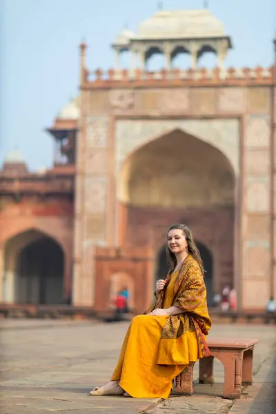 アグラのシカンドラアクバル墓地アトラクションを訪れるインドでの休暇を楽しむ美しい女性 ロイヤリティフリーのストック画像