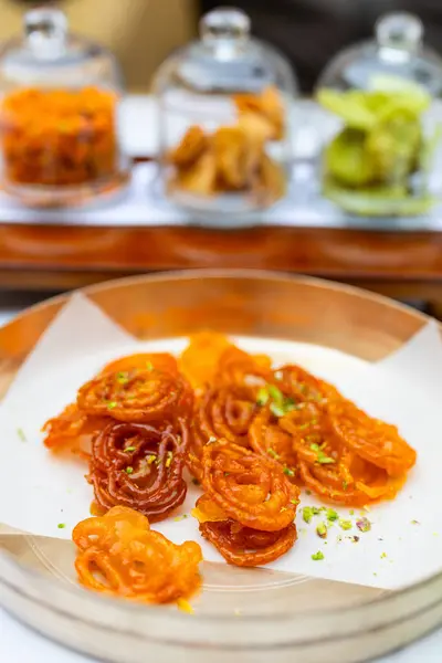 럭셔리 리조트 레스토랑에서 식사를 제공되는 맛있는 디저트 음식에 Jalebis 스톡 사진