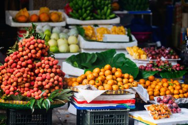 Hanoi Vietnam 'daki sokak pazarında taze organik meyve ve sebzeler.