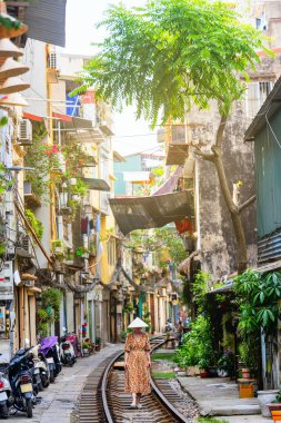 Hanoi Vietnam 'da demiryolu boyunca yürüyen güzel bir kadın.