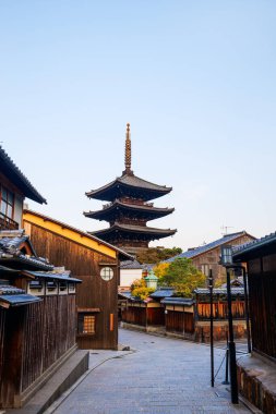 Yasaka Pagoda 'nın ünlü simgesi ve Gion Kyoto' daki ahşap evler sabahın erken saatlerinde