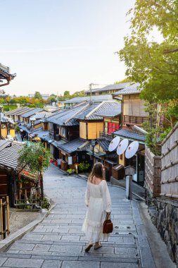 Sabahın erken saatlerinde Gion Kyoto 'da güzel bir kadın