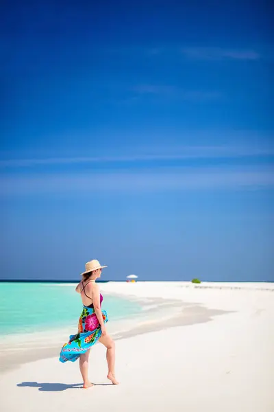 モルディブのターコイズブルーの海に囲まれた白い砂浜の熱帯のビーチの若い女性 ストック写真