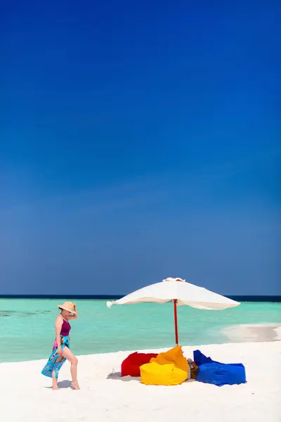 Junge Frau Weißen Sandstrand Umgeben Von Türkisfarbenem Meerwasser Der Malediven lizenzfreie Stockfotos