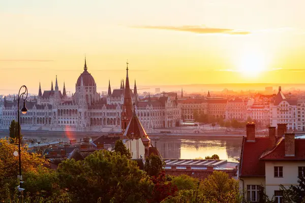 Ηλιοβασίλεμα Στη Βουδαπέστη Κοινοβούλιο Και Δούναβης Από Τον Προμαχώνα Fisherman Royalty Free Εικόνες Αρχείου
