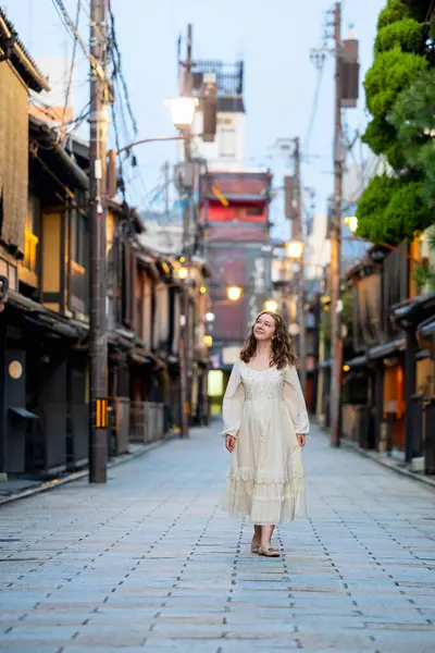 Schöne Frau Beim Spaziergang Gion Kyoto Frühen Morgen Stockfoto