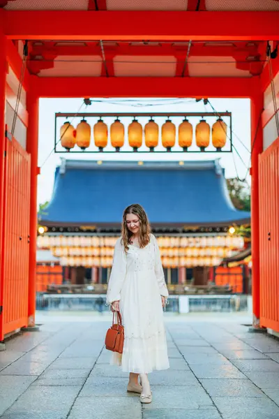 Smuk Kvinde Yasaka Helligdom Kyoto Tidligt Morgenen Stock-billede